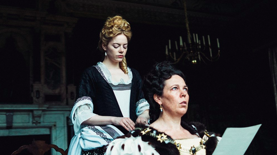 Emma Stone a Olivia Colman ve filmu Favoritka.